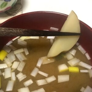 定番★じゃがいもとワカメのみそ汁